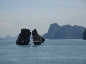2-3ベトナム　ハロン湾 闘鶏岩
